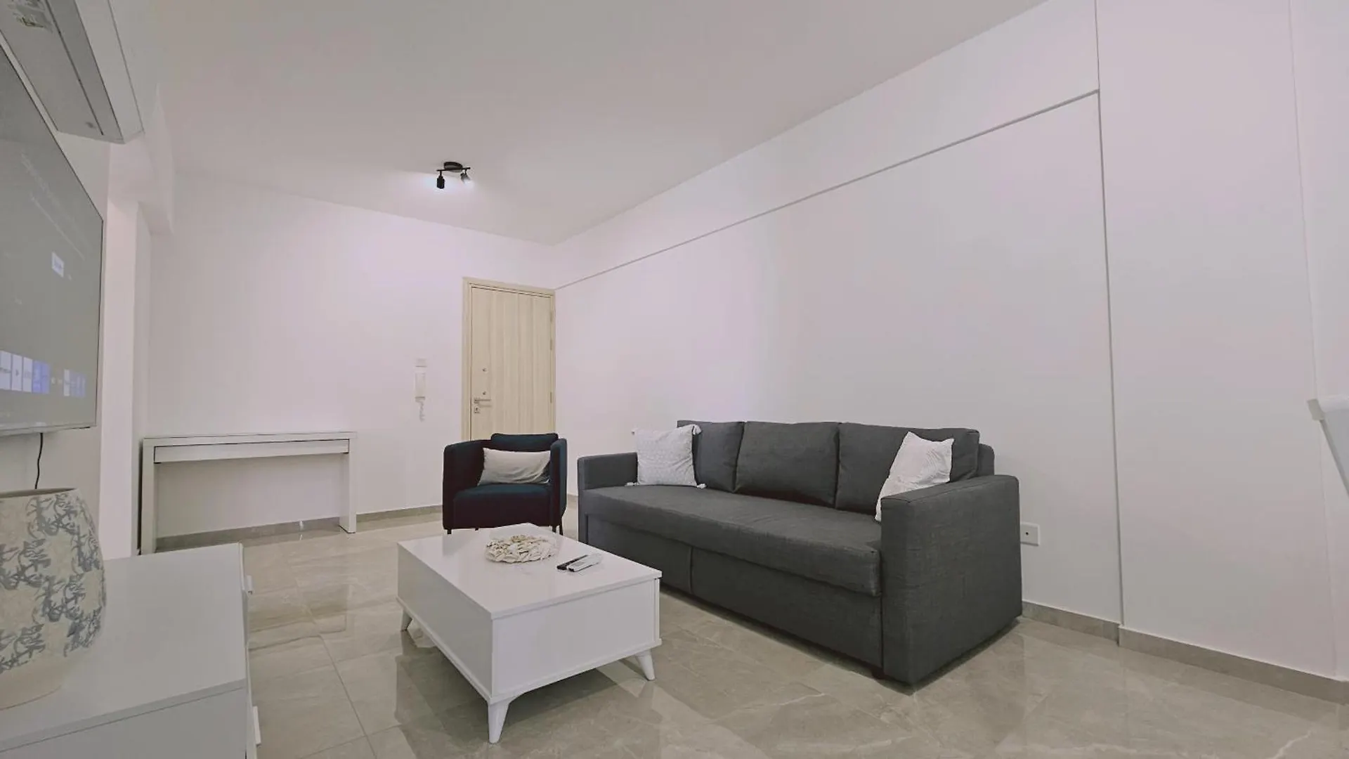 Stay Local Apartment Larnaca 0*,